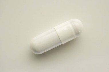 Beyaz arka planda beyaz bitkisel ilaç kapsülü