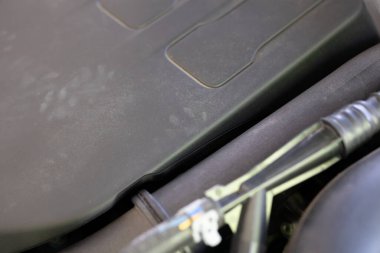 Arabanın motorunda fare ayak izi var.