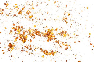 Kurutulmuş kırmızı biber taneleri ve tohumlar beyaz arkaplan görünümünde izole edilmiş.