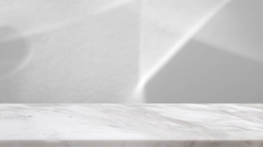 Yapılandırma ürünü görüntüsü için beyaz duvar zemininde soyut gölge düşüşü olan mermer masa üstü