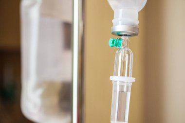 Hastane arkaplanındaki damar içi serumu kapat.