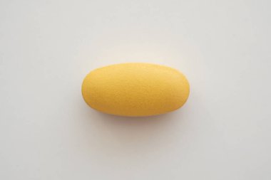 Beyaz arkaplanda turuncu C vitamini hapı