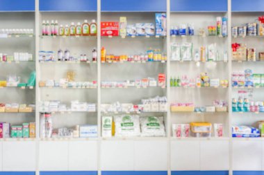 Eczane rafları. İç mekan bulanık tıbbi geçmiş.