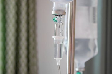 Hastane arkaplanındaki damar içi serumu kapat.