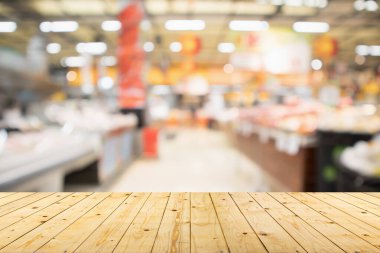 Ürün gösterimi için arkaplanı bulanık olan boş tahta masa üstü