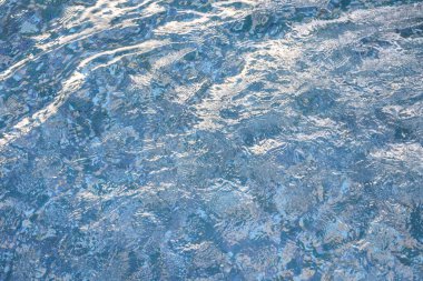 Yüzme havuzu su yüzeyi ve mavi mozaik karolarla dalga dalga.