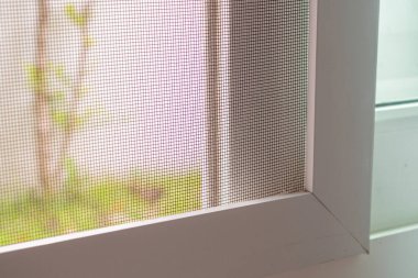 Evin penceresinde böceklere karşı sivrisinek ağı ekranı