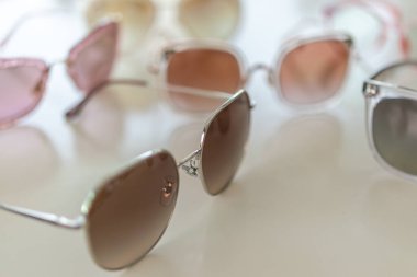 Güneş gözlükleri beyaz arkaplanda kapanır