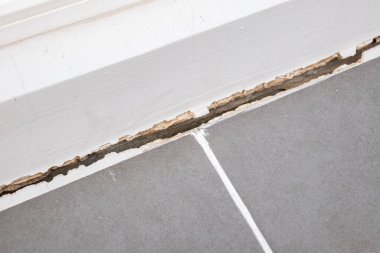 Evin beton zemini çatlamış.