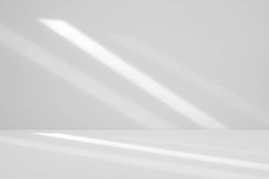 Ürün sunumu için pencere zemininden ışık ve gölge alan soyut beyaz stüdyo odası