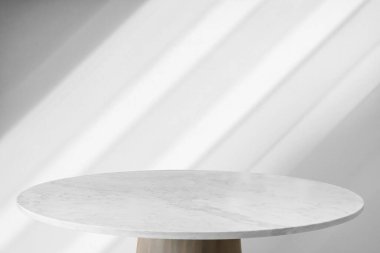 Beyaz duvar arkaplanı üzerinde soyut gölge damla ile yuvarlak mermer masa üstü model ürün görüntüleme için