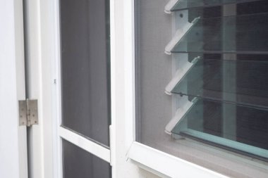 Evin penceresinde böceklere karşı sivrisinek ağı ekranı