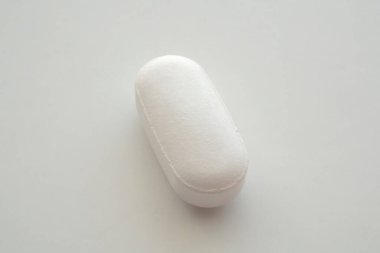 Beyaz arka planda beyaz ilaç hapı