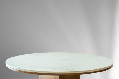 Beyaz duvar arkaplanı üzerinde soyut gölge damla ile yuvarlak mermer masa üstü model ürün görüntüleme için