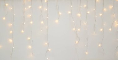 Noel ışığı süslemesi beyaz arka planda şenlikli altın bokeh ışığını bulanıklaştırdı