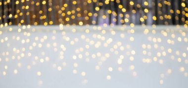 Noel ışığı süslemesi beyaz arka planda şenlikli altın bokeh ışığını bulanıklaştırdı