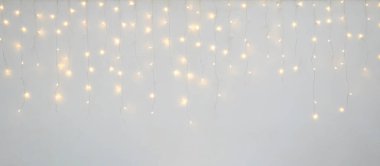 Noel ışığı süslemesi beyaz arka planda şenlikli altın bokeh ışığını bulanıklaştırdı