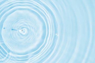 Mavi arkaplanda soyut saydam su gölgesi dokusu doğal dalgalanma