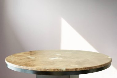 Beyaz duvar arkaplanı üzerinde soyut gölge damla ile yuvarlak mermer masa üstü model ürün görüntüleme için