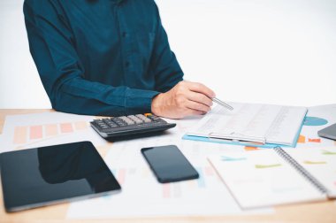 İşletme Verimliliği ve Kârlılığı Artırma Konsepti, İşbirliği Gücü, İletişim, Kağıt İşleriyle Stratejik Planlama, Komisyon ve Muhasebe, ofiste çalışan İşadamı