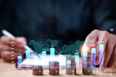 İşadamı kazançlarının, yatırımlarının değerlerinin istatistiklerini dikkatle izledi. Kârını hesaplamak için para biriktirdi. Bilgili kararların stratejik yatırımlar yoluyla gelirini artırmasını sağladı..