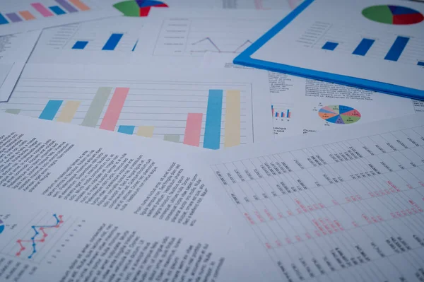Muhasebe belgelerindeki çizelge, grafik ve istatistiksel analiz detaylı şemalar, evrak işleri ve odada kimse olmamasına rağmen analizlerin eksiksiz bir şekilde hazırlanmıştı.