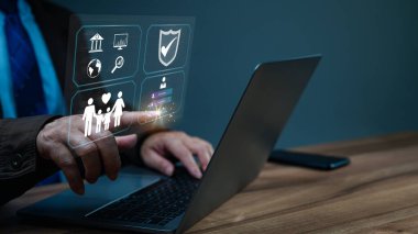Adam siber alanda güvenliği öncelik haline getiriyor. Ailesinin internet bankacılığına giriş yapıyor. Küresel iş, finans, girişimci düşünce yapısını yansıtma, koruma, finansal çıkarları güvence altına alıyor.