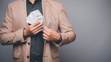 para cep elbisesi, rüşvet, yozlaşmış konsept, iş adamı takım elbise giyiyor ve cebine dolar girişi tutuyor..