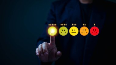 Memnuniyet araştırması ve müşteri hizmetleri konsepti. İş adamı ya da iş adamı, mutlu bir gülümseme simgesine hizmet vermek için sanal bir ekrana dokunuyor. reyting çok etkileyici..