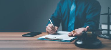 Bir avukat, çift tavsiyesi ve danışman vererek, anlaşmanın karmaşık ayrıntılarını gözden geçirerek, boşanma evraklarını imzalama yetkisinin her iki tarafa da fayda sağlamasına yol açtı.