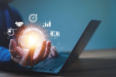 İş adamı, küresel ulaşımı sembolize eden, küresel erişimi güvenle elinde tutan, elektronik ve bulut hesaplama teknolojilerinin gücünü kullanan, dünya çapındaki işletmeleri yöneten,