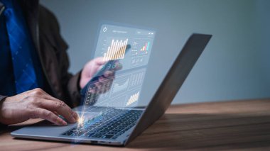 Programcı, işlemleri düzene sokan, satışı destekleyen, etkili karar için ortak ekranda analiz eden, geliştirmek için finans, ticaret departmanları, ekonomik yazılım sistemi ile işbirliği yaptı.