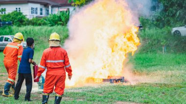 Kapsamlı eğitimleri ve sarsılmaz takım çalışmasıyla, itfaiyeciler zamanında yardım ve güvenlik önlemleri alarak olay yerine koştular, korkuyu azalttılar, ilgili herkesin iyiliğini sağladılar.