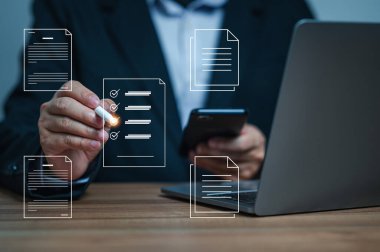 Çevrimiçi elektronik belge yönetim sistemi, kullanıcıların dizüstü bilgisayarlar veya diğer aygıtlar kullanarak belgelere kolayca erişmelerine ve yönetmelerine olanak sağlayan verimli dosya ve dizin organizasyonu sağlar..