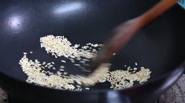 Pilavı mutfakta sıcak bir tavada kurut..