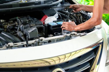 Profesyonel mühendis, tamirci, tamirci ve araba aküsünün bakımı.