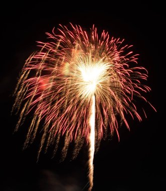 Gece gökyüzü, festivali kutlayan güzel havai fişeklerle aydınlandı. Parlak ışıklar gökyüzünde dans etti, havayı ateş ve ışıkla doldurdu..