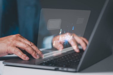 İş adamı, bilgisayarındaki bir sohbet robotuyla etkileşime geçiyor, etkili iletişim ve iş görevleri için yapay zeka teknolojisinden faydalanıyor, dijital manzarayı takip etmek için ekranda yazı yazıyor..