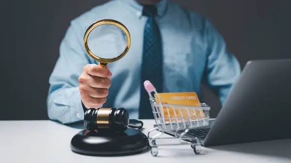 Kişisel hukukun egemenliği, kendini işine adamış bir avukat, şirketler yasal işlemlerle karşı karşıya kalırken, e-ticaret manzaraları ve pazarlama alanlarında gezinirken, adil bir tazminat tokmağını elinde tutarken, adaleti sağlar..