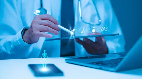 Hastanedeki tıp profesyoneli, insan uzmanlığı ve sağlık hizmetlerini sorunsuz bir şekilde entegre etmek için sanal bir ekran kullanarak, yenilikçi dijital çözümler yoluyla hasta bakımını geliştiren bir teknoloji kullanıyor..