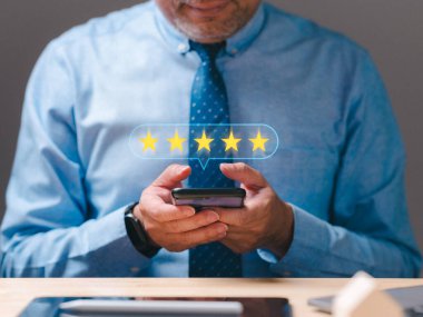 Müşteriler memnuniyetlerini beş yıldızlı bir not ve olumlu bir değerlendirmeyle ifade ederek, anketlerde kaliteyi ve performansı değerlendirmek, gelecekteki hedefleri şekillendirmek için değerli geri bildirimler yapıyorlar..