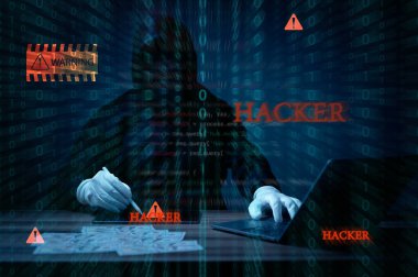 Bir Hacker dizüstü bilgisayarda yazıp tablete dokunuyor ve ekranda Hacker yazıyor. Tehlike ve aciliyet kavramı, çünkü hacker aktif olarak bir sisteme sızmaya çalışıyor.