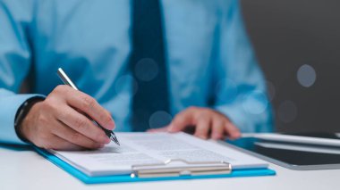 Yönetici hızla bankacılık evraklarını yönetir, kredi anlaşmaları imzalar ve başvuruları onaylar, mali işlemlerin kolaylaştırılması ve ticari hedeflere ulaşılmasında başarı sağlar.