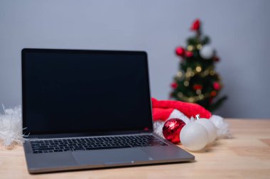 Bu festival sahnesinde Noel süsleri ve Noel Baba şapkası da dahil olmak üzere dizüstü bilgisayarın yanı sıra tatil verimliliği ve rahatlama için mükemmel neşeli bir atmosfer yaratılıyor.