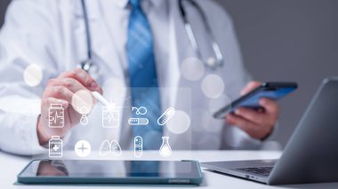 Bir sağlık hizmetleri uzmanı, hasta bakımını iyileştirmek, daha iyi teşhis ve tedavi sonuçları için teknolojiyi birleştirmek, tıbbi uygulamaların geleceğini gösteren dijital araçlardan yararlanır.