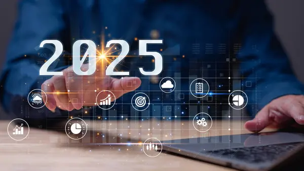 Geleceğin dinamik temsili, 2025 yılı için veri, teknoloji ve stratejik hedefleri sembolize eden dijital elementlerle el ele tutuşmak.