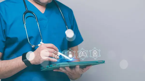 Önlüklerdeki sağlık uzmanı hasta verilerini yönetmek için tablet kullanıyor, teknolojinin modern tıbbi uygulamalara entegrasyonu