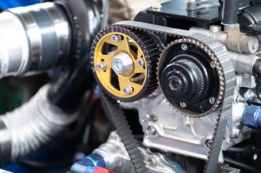 Yüksek performanslı motor hassas zamanlama kemerleri ve dişlilerin yakın çekimi, gelişmiş otomotiv mühendisliği ve tasarımı otomotiv alanındaki meraklılar ve profesyoneller için idealdir