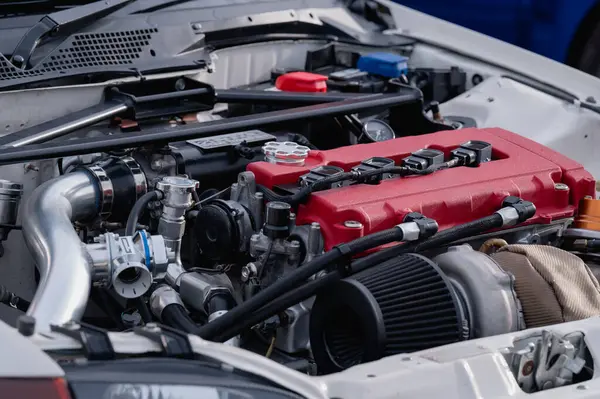 Arabanın motoru ayrıntılı bir şekilde gösterilir, kaputu da içerideki işleyişi ortaya çıkarmak için açılır. Motor kırmızı ve beyaz ve yüksek performanslı bir araçtır. Güç ve hız kavramı