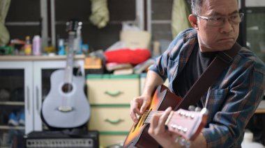 Stüdyoda gitar çalan genç bir müzisyen